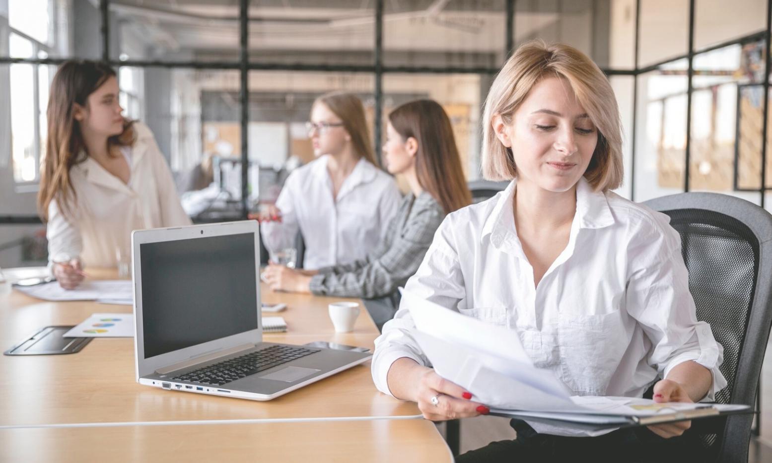 Familia colombiana planificando su presupuesto mensual en mesa de cocina