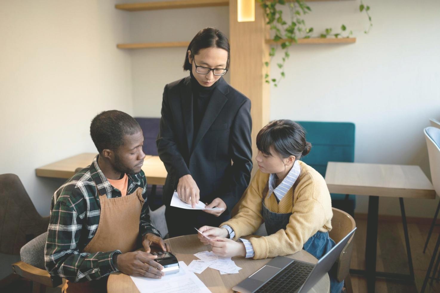 Calculadora y libreta con anotaciones de presupuesto familiar