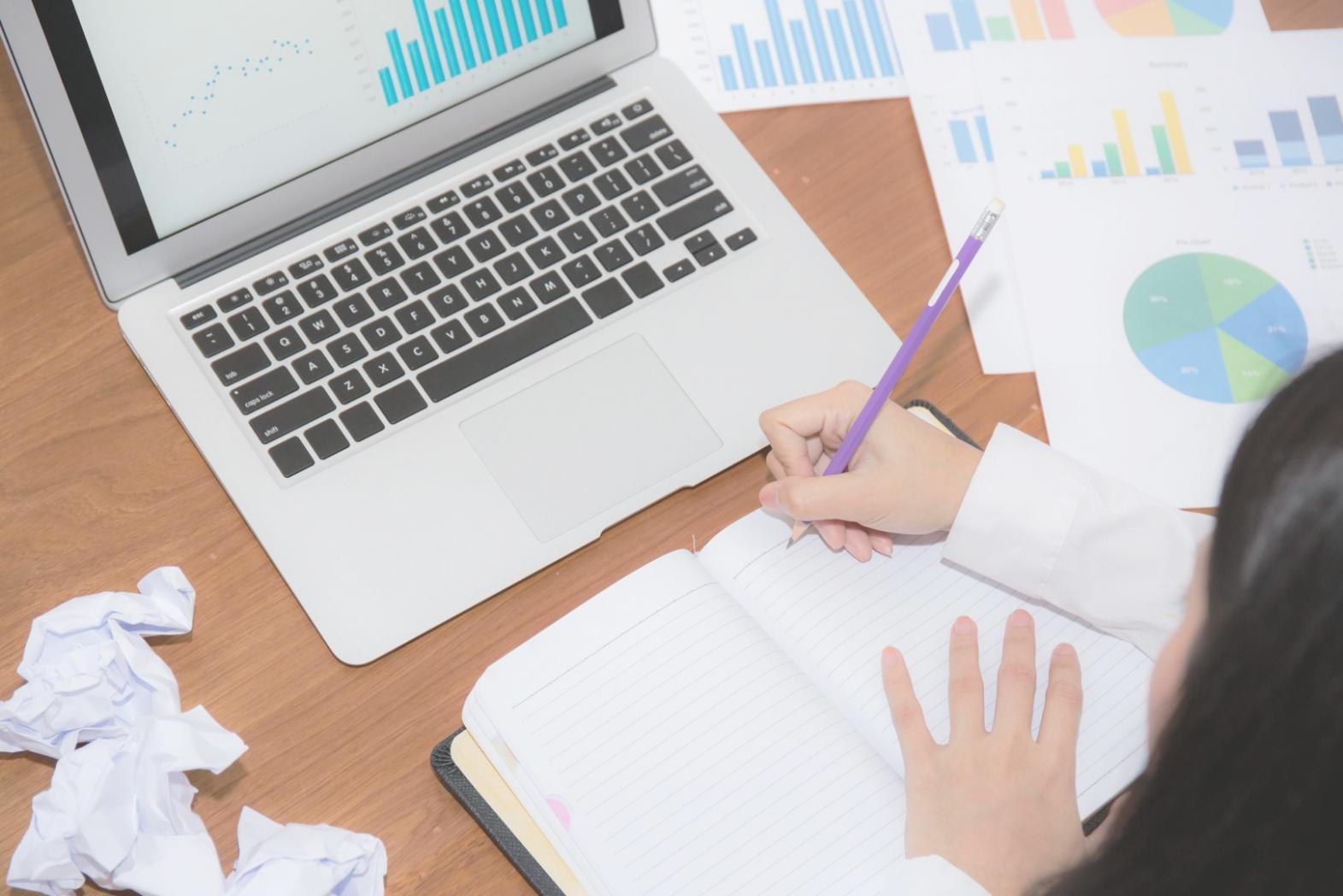 Espacio de trabajo organizado con documentos financieros