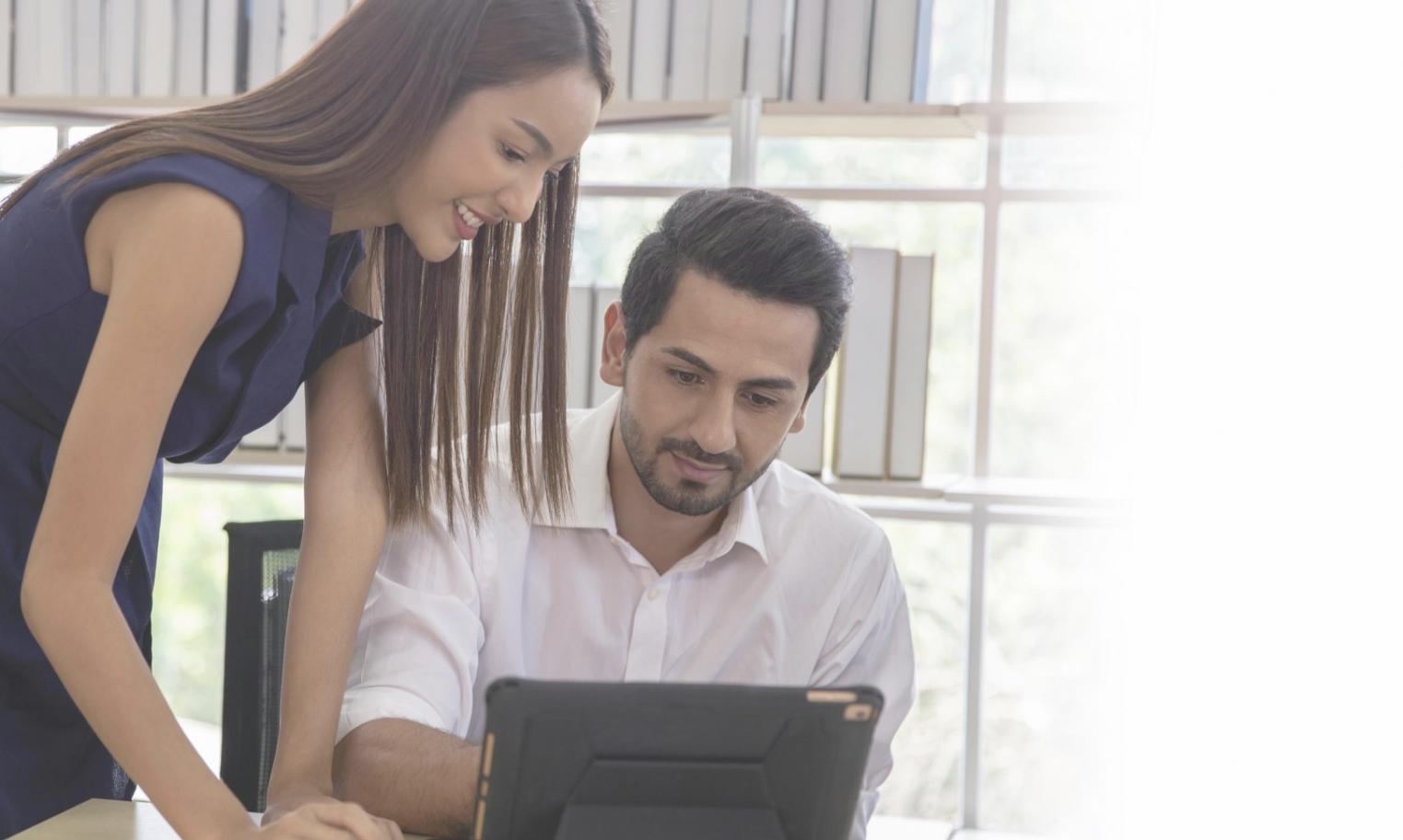 Mesa de trabajo con calculadora y documentos organizados para planificación financiera