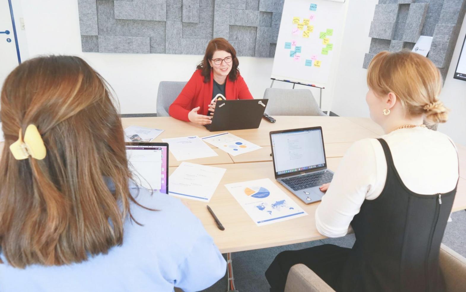 Estudiantes participando activamente en sesión de educación financiera práctica